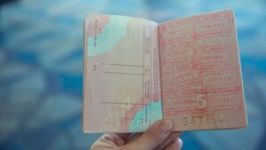 Aufenthaltstitel im Ausland verlängern: Fristen, Unterlagen und typische Fehler