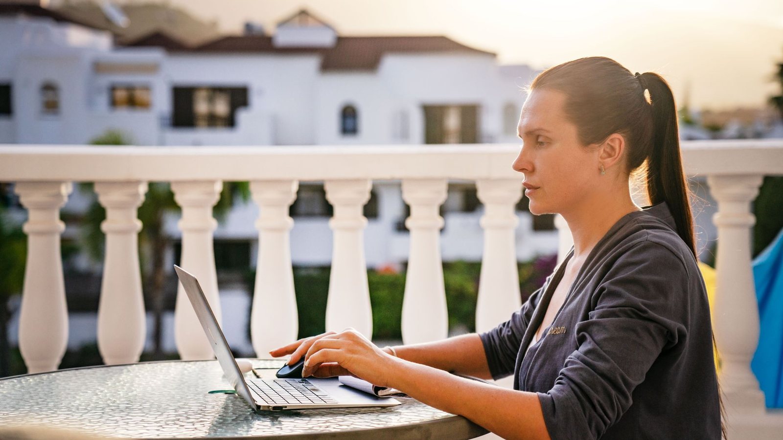 Remote arbeiten aus dem Ausland: Zeitzonen, Internet und rechtlicher Rahmen